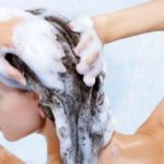 Abbiamo sempre sbagliato: il balsamo va prima dello shampoo. Ecco perché e chi lo dice