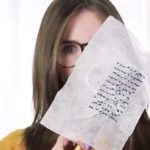 Perché mettere uno Swiffer sulla spazzola è una buona idea per i tuoi capelli