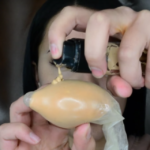 C'è un buon motivo per cui le blogger coprono le beauty blender con un preservativo