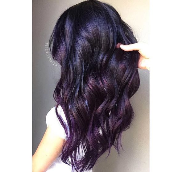 Blackberry Dark Purple, il nuovo trend colore per capelli è la mora