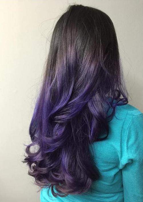 Blackberry Dark Purple, il nuovo trend colore per capelli è la mora