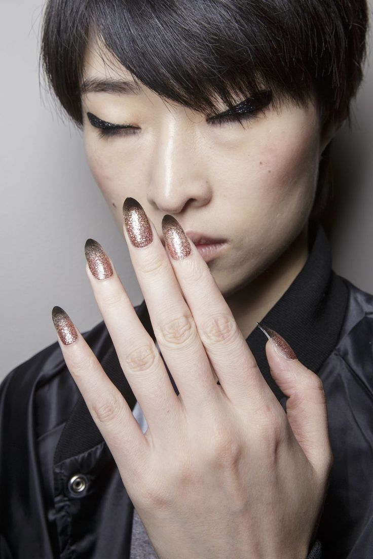 Grafiche, gioiello e con colori pastello: ecco le nail art dell'estate 2018