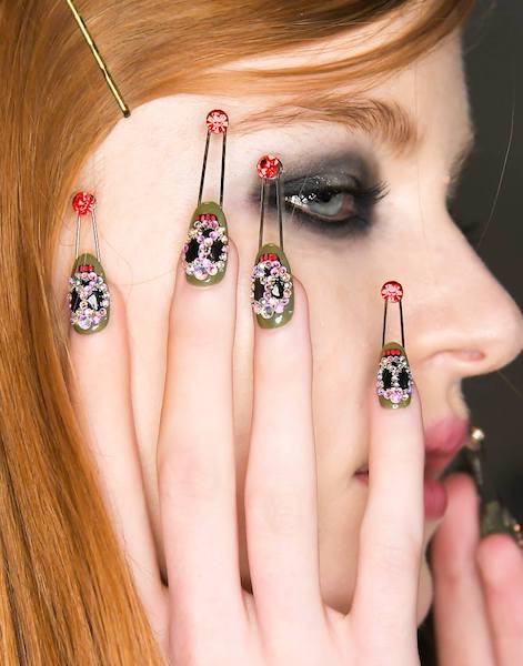 Grafiche, gioiello e con colori pastello: ecco le nail art dell'estate 2018