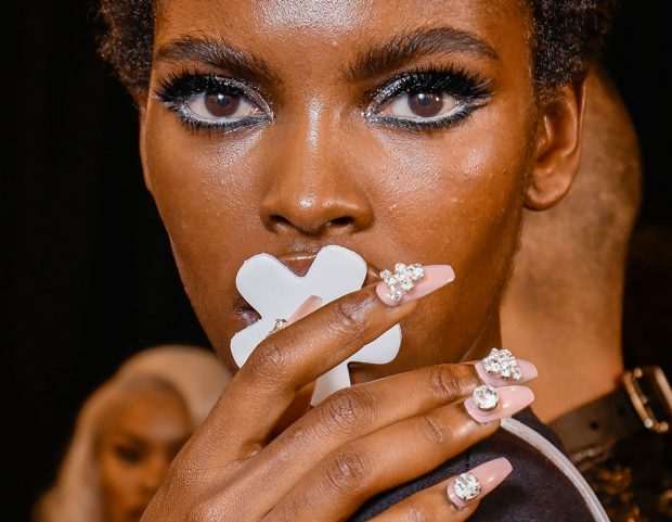 Grafiche, gioiello e con colori pastello: ecco le nail art dell'estate 2018