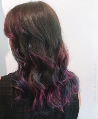 Rainbow Ombré o Grunge: l'arcobaleno splende sui capelli scuri o grigi Rainbow Ombré o Grunge: l'arcobaleno splende sui capelli scuri o grigi