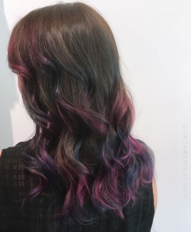 Rainbow Ombré o Grunge: l'arcobaleno splende sui capelli scuri o grigi