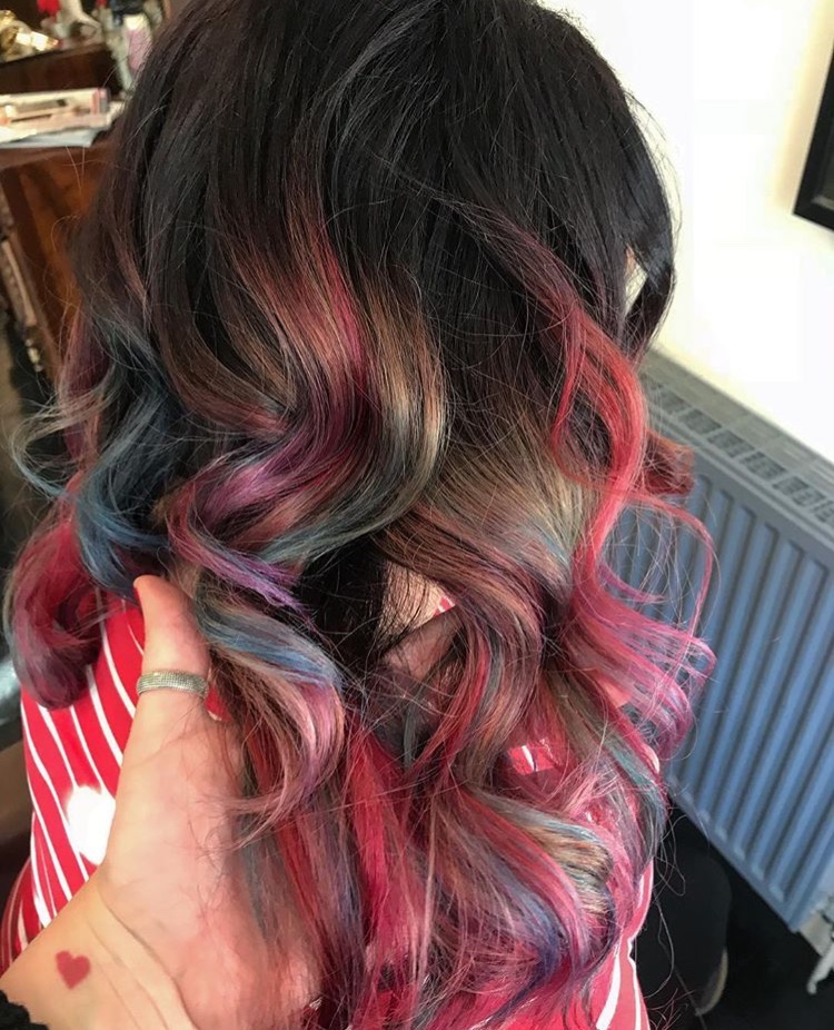 Rainbow Ombré o Grunge: l'arcobaleno splende sui capelli scuri o grigi