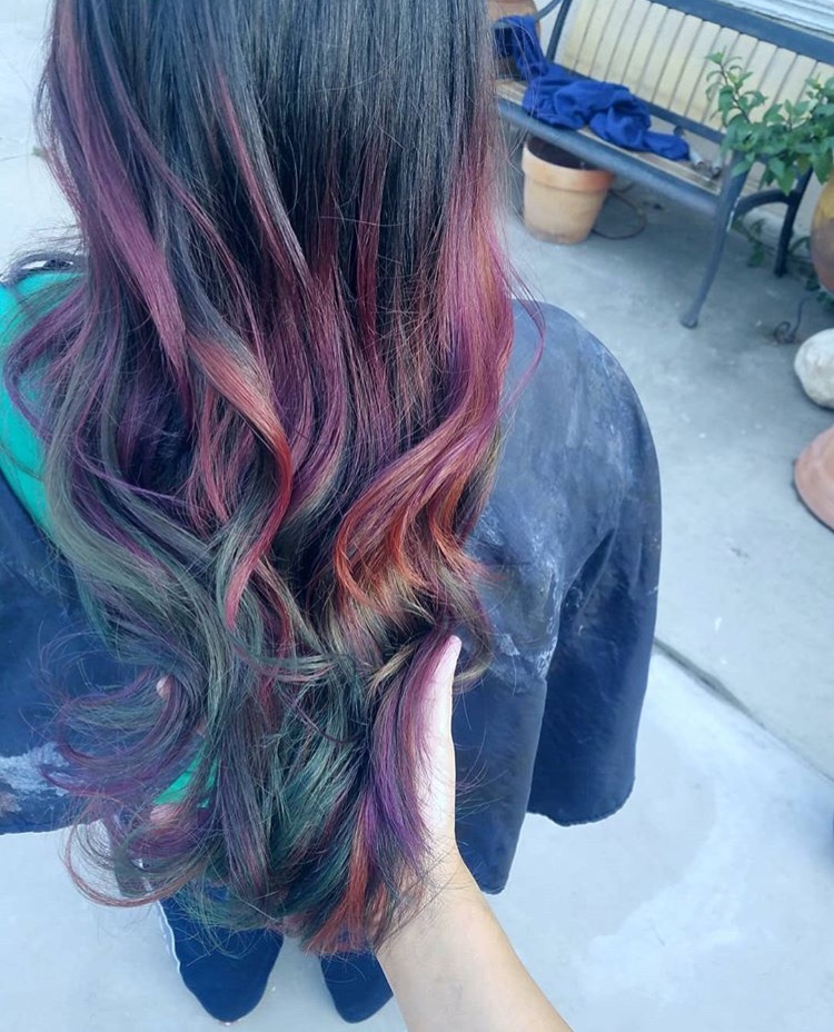 Rainbow Ombré o Grunge: l'arcobaleno splende sui capelli scuri o grigi
