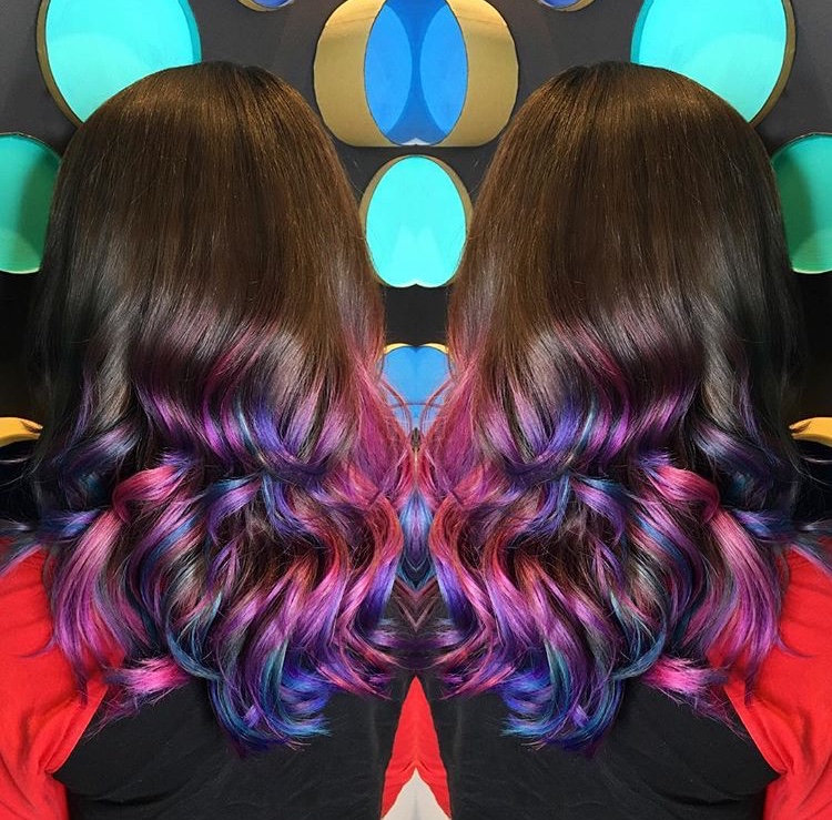 Rainbow Ombré o Grunge: l'arcobaleno splende sui capelli scuri o grigi