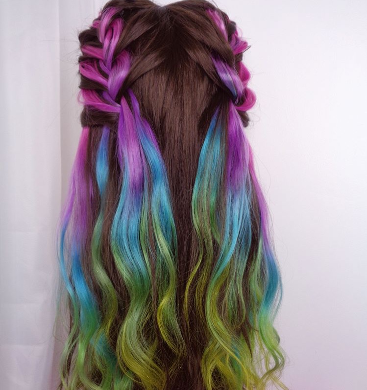 Rainbow Ombré o Grunge: l'arcobaleno splende sui capelli scuri o grigi