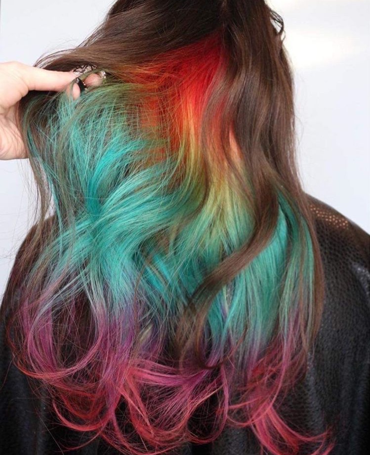 Rainbow Ombré o Grunge: l'arcobaleno splende sui capelli scuri o grigi