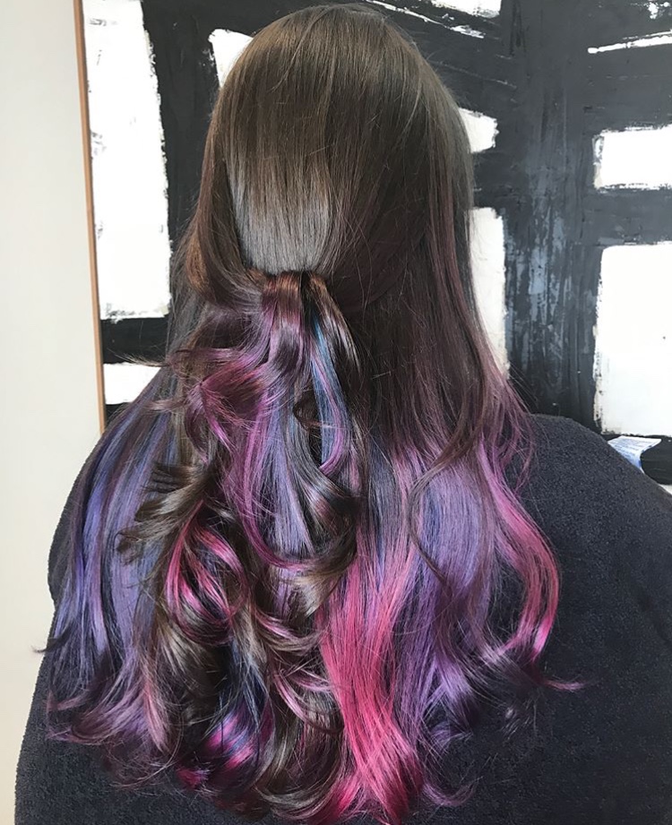 Rainbow Ombré o Grunge: l'arcobaleno splende sui capelli scuri o grigi