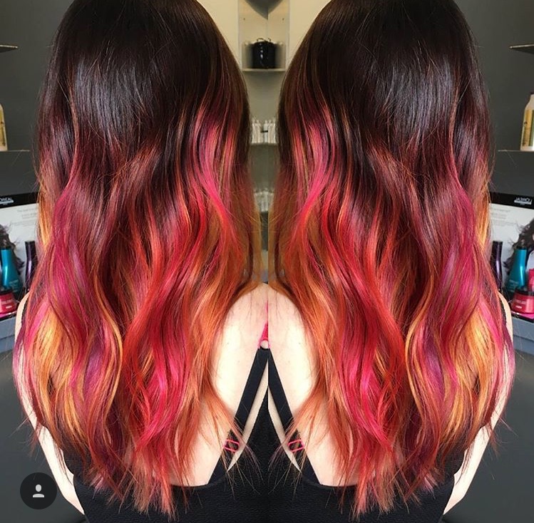 Rainbow Ombré o Grunge: l'arcobaleno splende sui capelli scuri o grigi