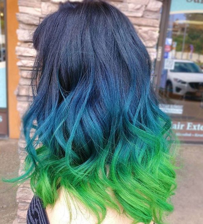 Rainbow Ombré o Grunge: l'arcobaleno splende sui capelli scuri o grigi