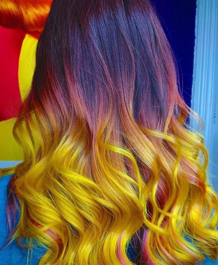 Rainbow Ombré o Grunge: l'arcobaleno splende sui capelli scuri o grigi
