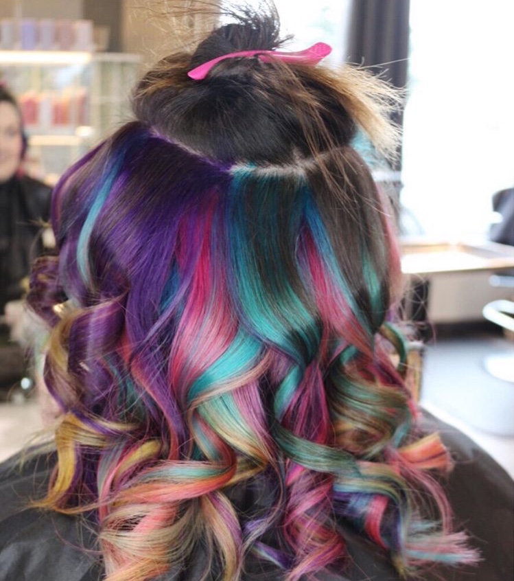 Rainbow Ombré o Grunge: l'arcobaleno splende sui capelli scuri o grigi