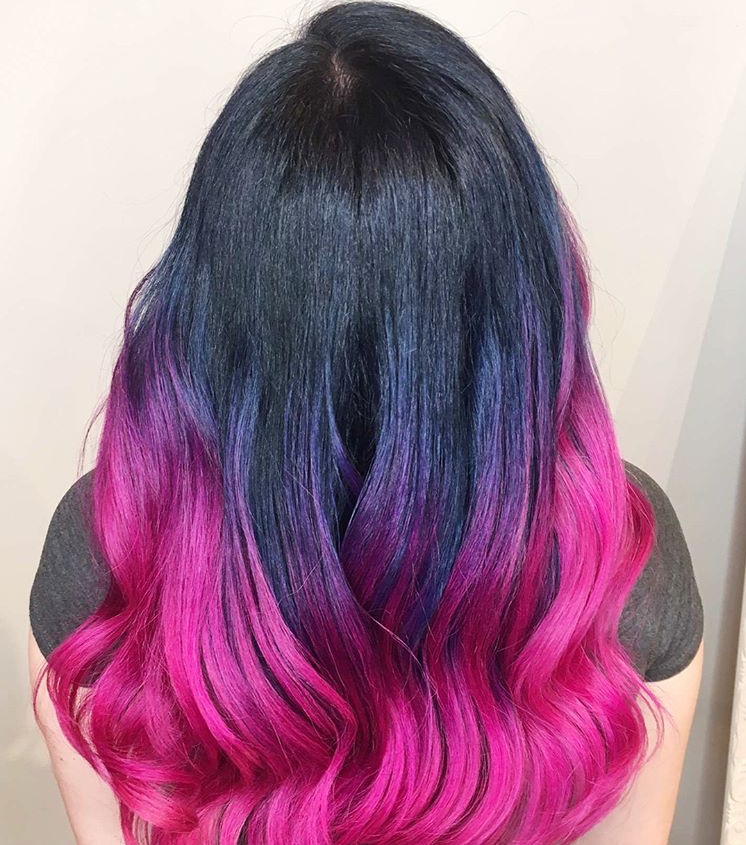 Rainbow Ombré o Grunge: l'arcobaleno splende sui capelli scuri o grigi