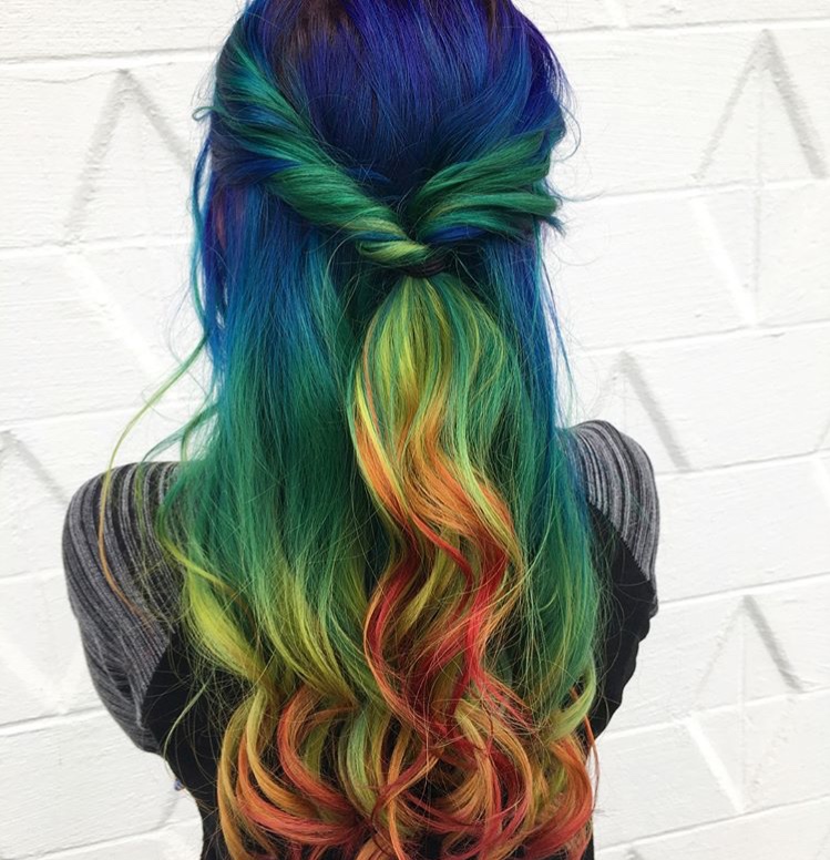 Rainbow Ombré o Grunge: l'arcobaleno splende sui capelli scuri o grigi