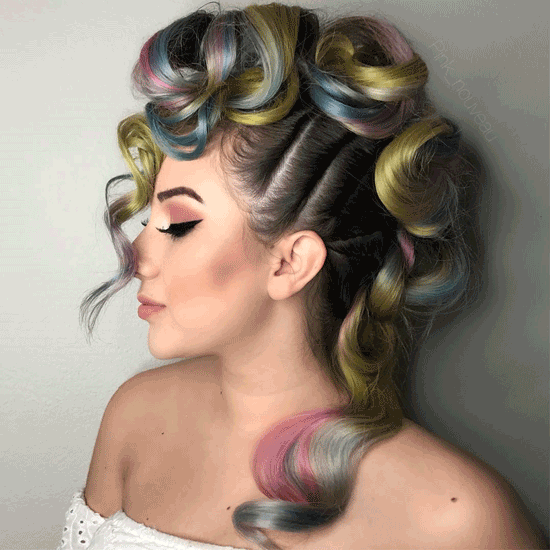 Rainbow Ombré o Grunge: l'arcobaleno splende sui capelli scuri o grigi