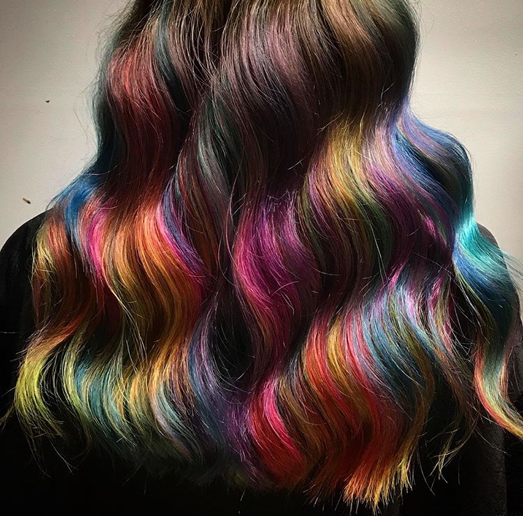 Rainbow Ombré o Grunge: l'arcobaleno splende sui capelli scuri o grigi