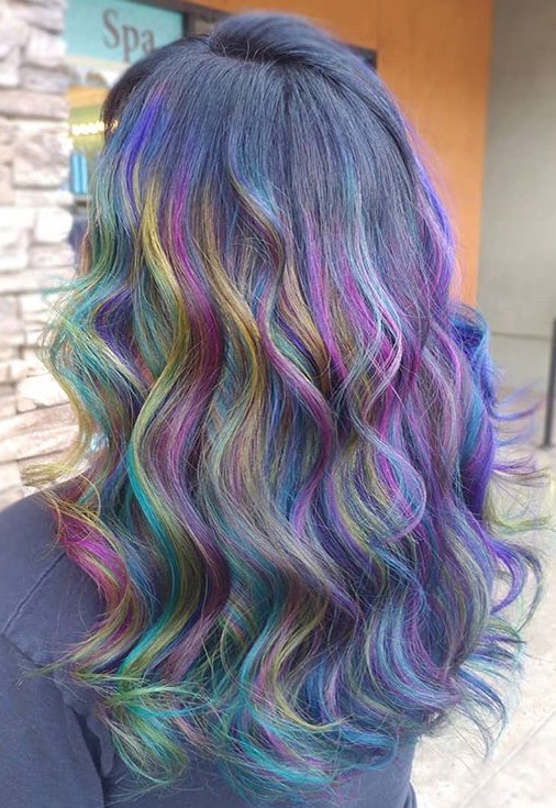 Rainbow Ombré o Grunge: l'arcobaleno splende sui capelli scuri o grigi