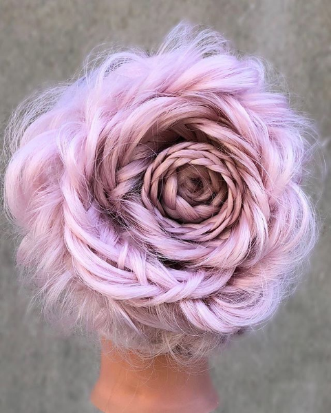 In cerca di chignon originali? Prova il raccolto a forma di rosa