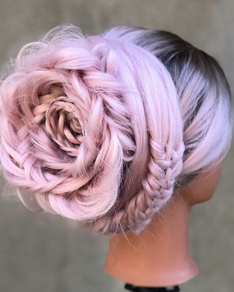 In cerca di chignon originali? Prova il raccolto a forma di rosa