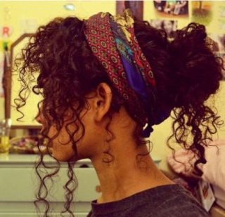 acconciature semplici capelli ricci