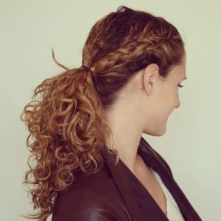 acconciature semplici capelli ricci