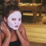 Maschera e... vapori vaginali: la beauty routine di Chrissy Teigen