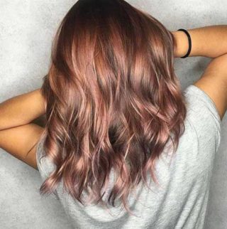 Tutte pazze per i rose brown hair: i capelli castano rosé ispirati al vino Tutte pazze per i rose brown hair: i capelli castano rosé ispirati al vino