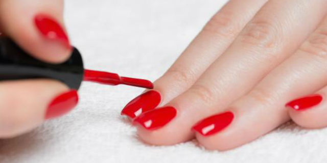 come mettere lo smalto per le unghie delle mani