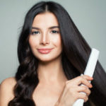 Come lisciare i capelli ricci, piastra e non solo: 5 metodi