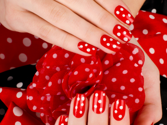Unghie natalizie: 16 idee per una manicure elegante e festiva