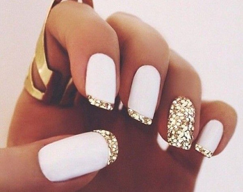 Unghie natalizie: 16 idee per una manicure elegante e festiva
