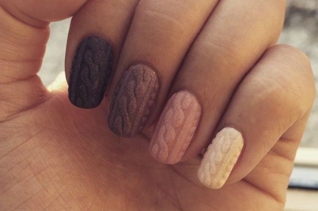 Unghie natalizie: 16 idee per una manicure elegante e festiva