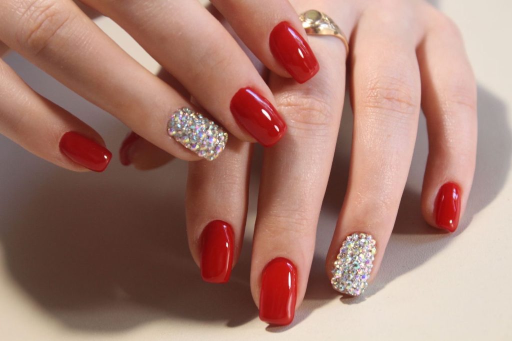 Unghie natalizie: 16 idee per una manicure elegante e festiva