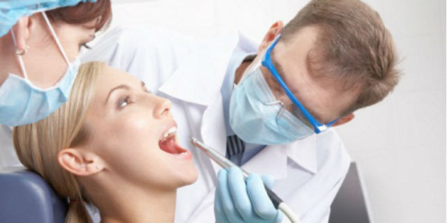 brillantino al dente applicato in uno studio dentistico