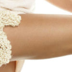 Guanto di crine: scrub fisico e massaggio anticellulite per le nostre gambe