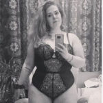 "Perché se sei grassa puoi posare mezza nuda ma se sei magra sei una t***a?"