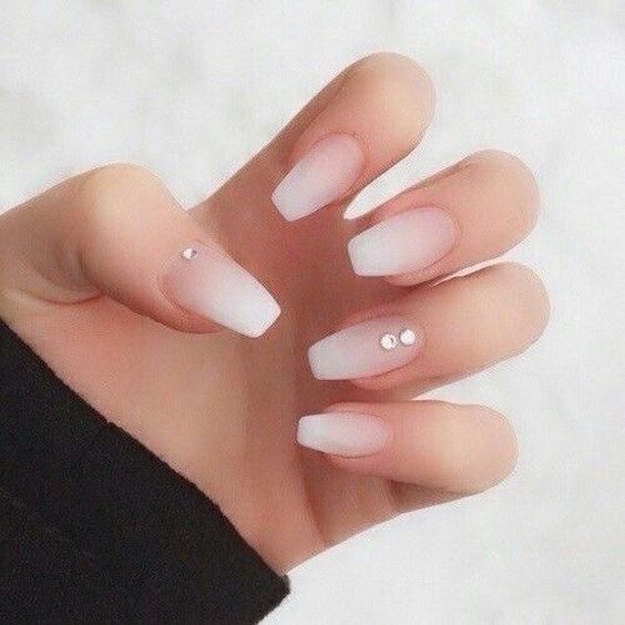 Baby boomer: la nail art delicata di grande tendenza