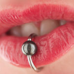 Tutto ciò che c'è da sapere sul labret, il piercing che non passa mai di moda