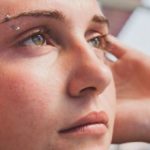Piercing al sopracciglio: tante varianti e qualche rischio