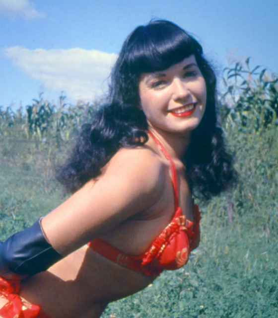 La drammatica vita dietro il sorriso di Bettie Page, la regina delle pin-up