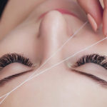 Depilazione delle sopracciglia con filo: sono meglio ceretta, laser e pinzetta?
