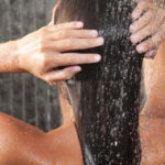 Co-washing: cos'è e perché chi ha i capelli ricci dovrebbe provarlo