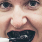 Dentifricio al carbone: ha senso far diventare "neri" i denti per sbiancarli?