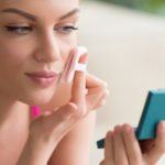 Fondotinta compatto per pelle grassa: meglio in crema o in polvere?