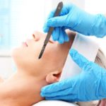 I benefici del bisturi sulla pelle: l'esfoliazione dermaplaning