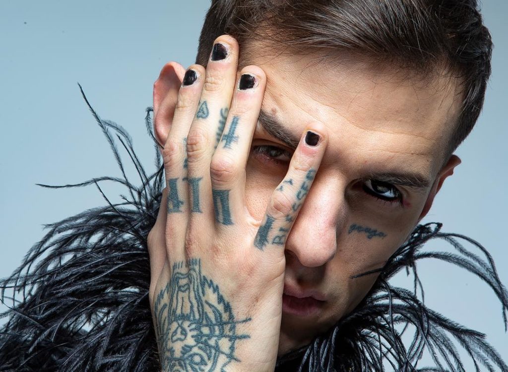 MANicure: da David Bowie a Brad Pitt, unghie e smalti sono anche roba da uomini